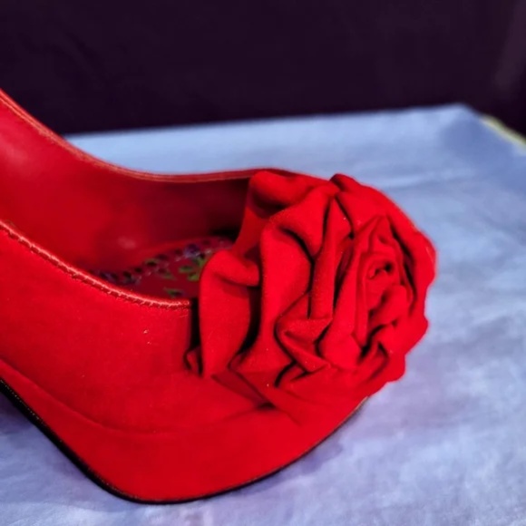 Betsey Johnson Kalen Redsde Pumps with flower detail - Picture 8 of 10